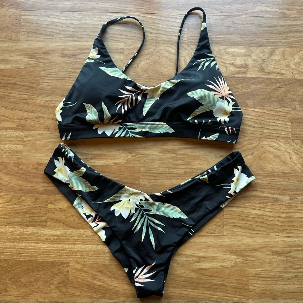 Billabong women’s swimsuit. Top and bottom size Large.